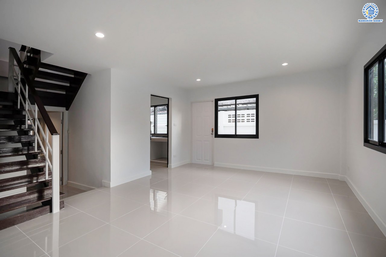 บ้านมือสองตกแต่งใหม่ โครงการ ภัทรไพรเวท3 ชัยพฤกษ์-รัตนาธิเบศร์ หลังมุม ตอบโจทย์ทุกการใช้ชีวิต เนื้อที่ 60 ตร.ว. ฟังก์ชัน 3 ห้องนอน 2 ห้องน้ำ จอดรถได้ 3 คัน ทำเลเดินทางง่าย สะดวกสบายใกล้รถไฟฟ้าสายสีม่วง "สถานีบางพลู" ทางด่วน "กาญจนาภิเษก" และห้างสรรพสินค้าเซ็นทรัลเวสต์เกต